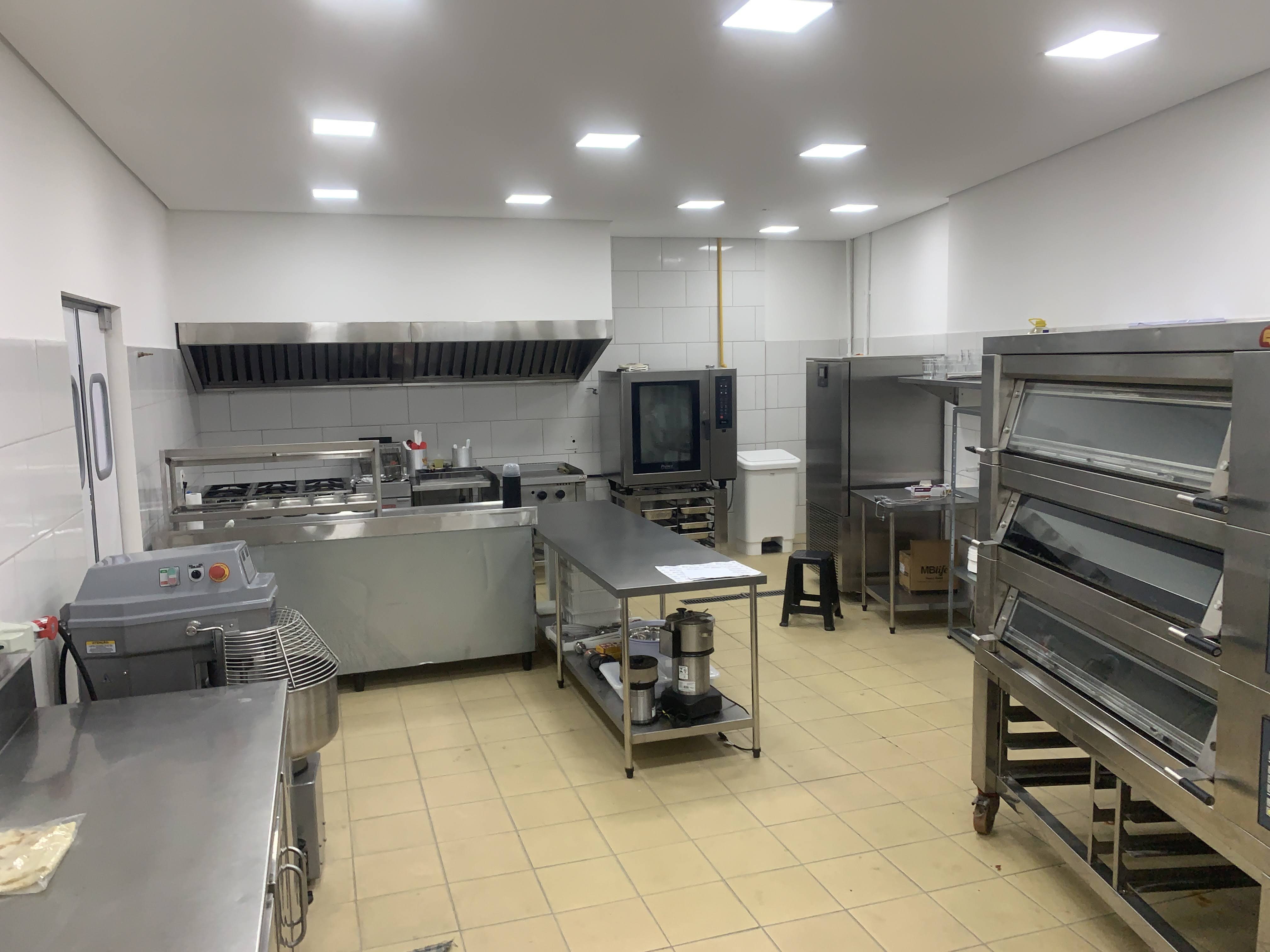 Mobiliário inox para cozinha industrial: bancada, mesa, pia e prateleira sob medida