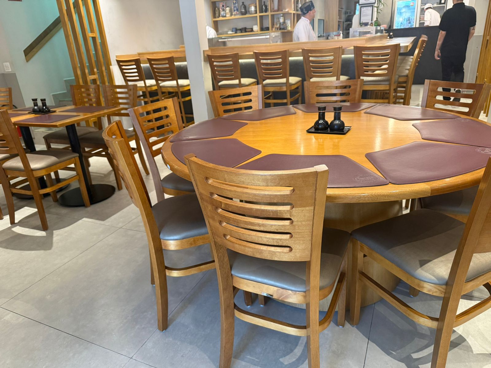 Cadeiras para restaurante: conforto e alto fluxo sem quebrar em 6 meses